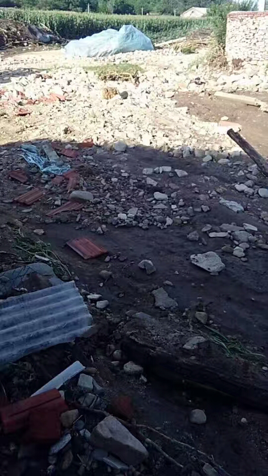 門前的水泥路面,已經(jīng)不復(fù)存在!