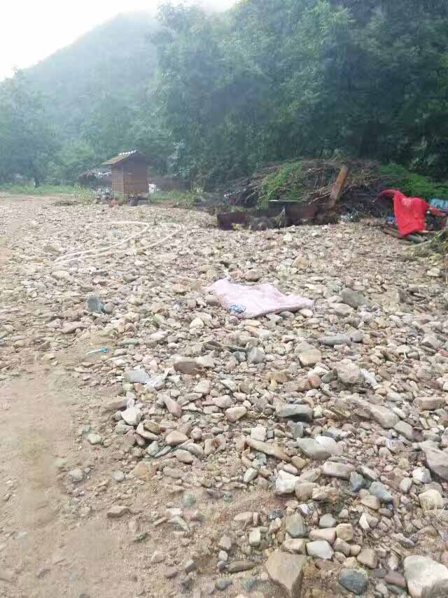 每天村里人聚集于此的長(zhǎng)椅 石凳 都沒有了!